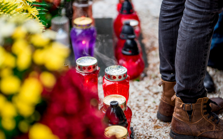 A koszorúkat, virágot és mécseseket árusítókat ellenőrzik Tolna megyében 