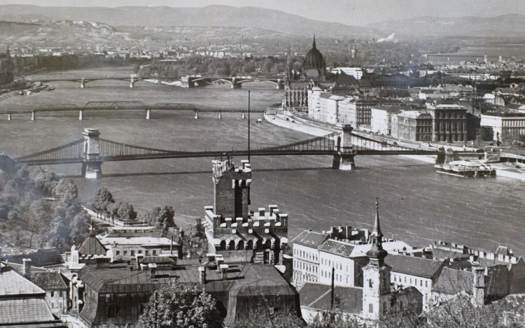 Nemcsak gyűjti, gazdagítja is a kortörténetet