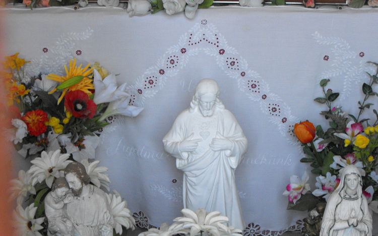 Titokzatos adomány a tamási temetőnek