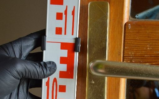 Megzavarták, kiugrott az ablakon