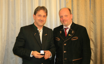 Antli Istváné a Gyulaj Zrt-ért aranygyűrű 