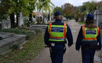 Fokozott rendőri jelenlétre lehet számítani a közutakon és a temetők környékén 