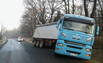 Nyerges vontató okozott félpályás útzárat Tamási és Szakály között