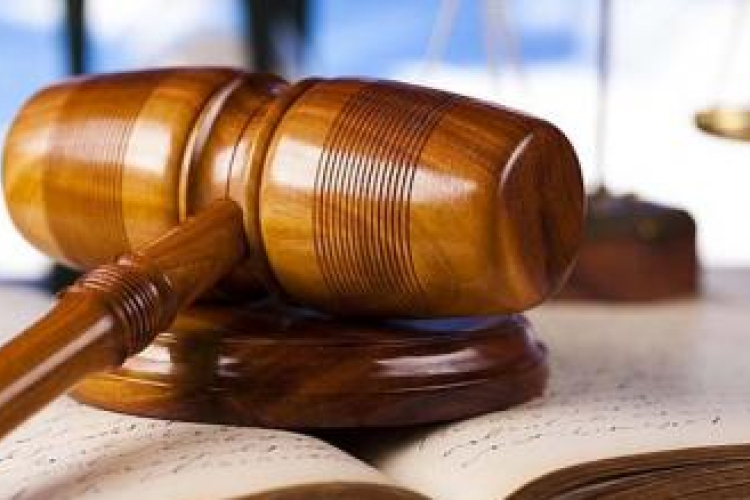 Megütötte, és követte a lakásba