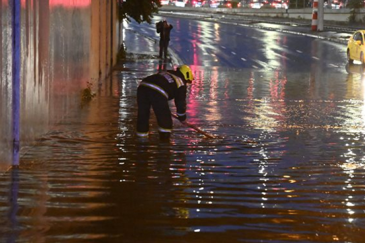 Felhőszakadás - Volt, ahol 70-80 centis víz hömpölygött az úton Budapesten