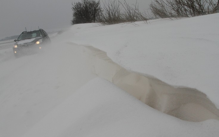 Havazás - Hóátfúvás miatt tizenkét útszakasz járhatatlan a Dunántúlon
