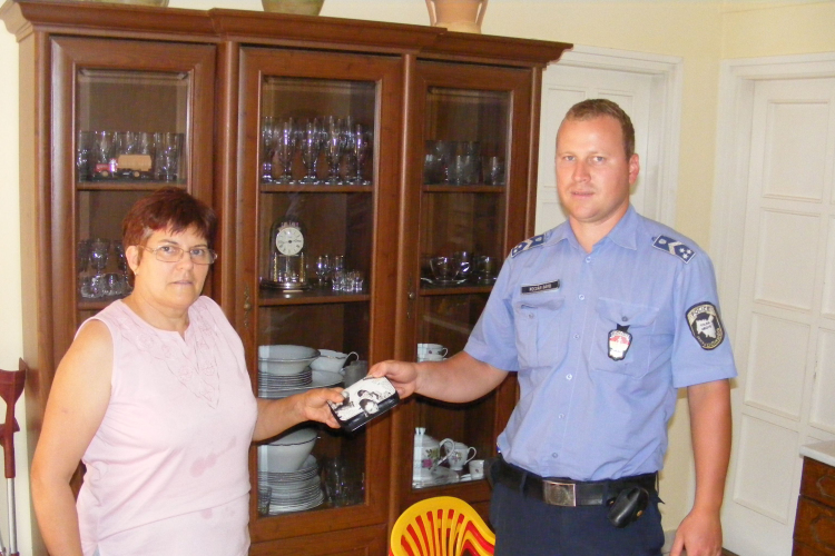 Meglátta, majd eltette