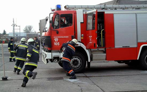 Felborult egy terepjáró Tamásiban, szén-monoxid érzékelő jelzett Hőgyészen