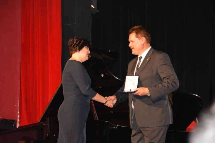 Hárman kapták a Tamási Város Érdemes Pedagógusa kitüntető címet
