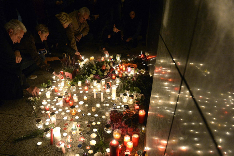 Közös gyertyagyújtás az áldozatokért