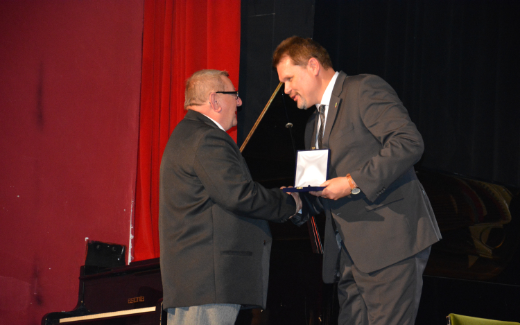 Virág László lett Tamási Város Érdemes Közalkalmazottja