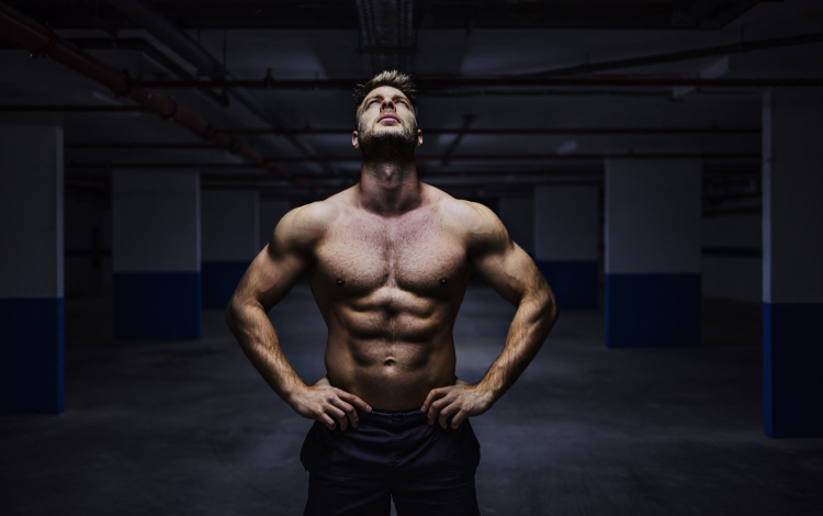 Ő a legtöbb izompacsirta filmsztár magyar hangja