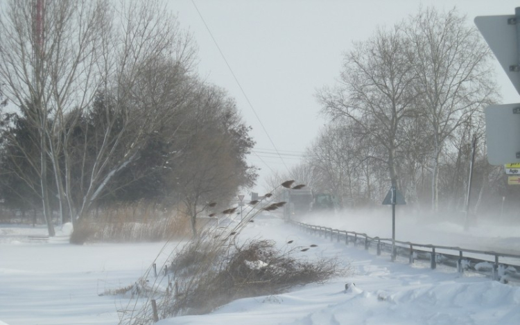 Több mint százan rekedtek az utakon
