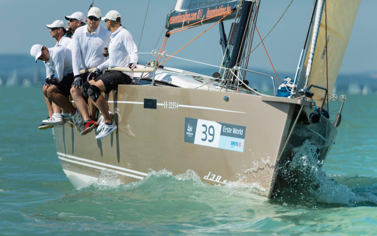 Száguldó luxusjacht nyert díjat a Kékszalagon