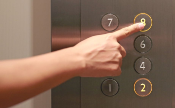 Megrongálta a férfi a liftet, mert az lassan haladt 