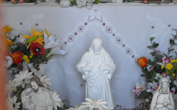 Titokzatos adomány a tamási temetőnek