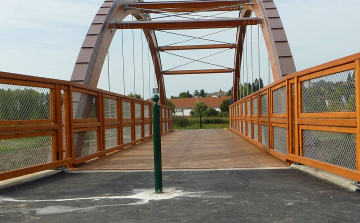 Chuck Norris hidat akartak a tamásiak