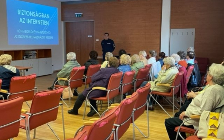 Tamásiban is előadást tartottak az időseknek 