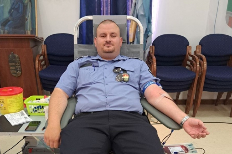 Véradás Tamásiban, karjukat nyújtották a rendőrségi dolgozók