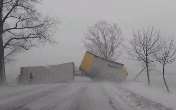 Keresztbe fordult kamion a 65-ös számú főúton