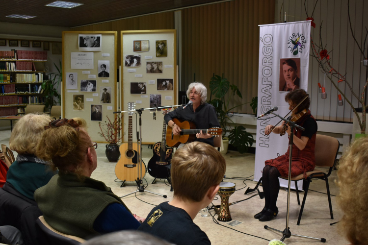 A Hangraforgó együttes volt a könyvtár vendége