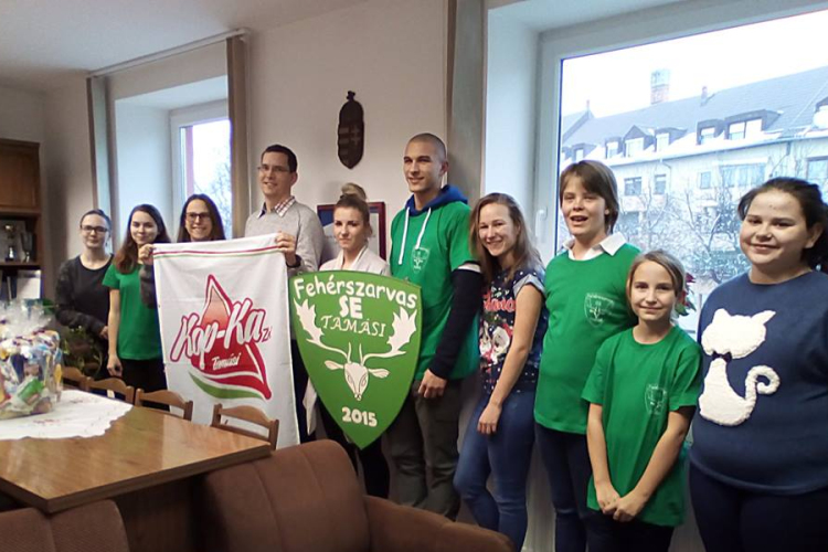 Ajándékcsomagot vehettek át a fehérszarvasok 