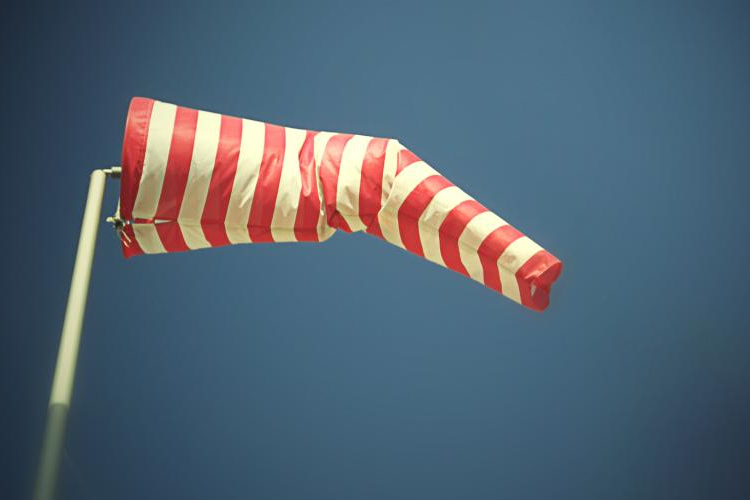 Viharos szél üldözi a kánikulát