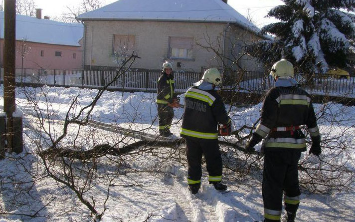 Ötvenhét vonulás a havazás miatt
