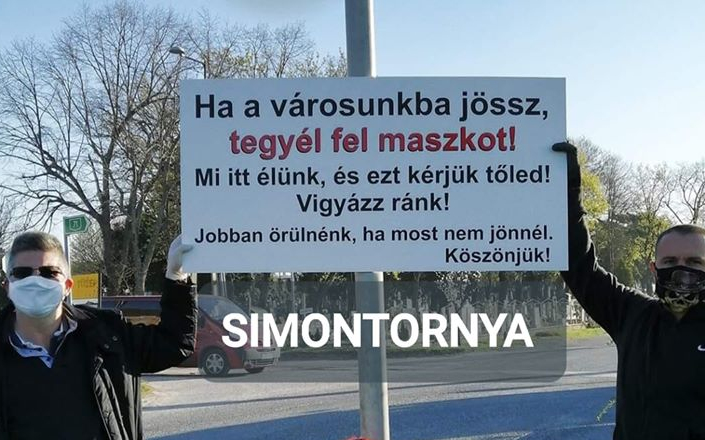 Táblával üzennek a simontornyaiak