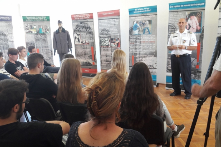 Vigyázz magadra! címmel nyílt kiállítás