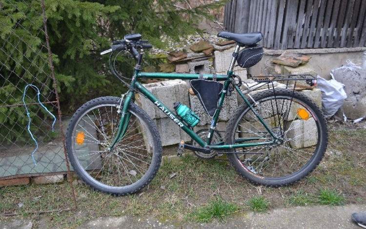 Hamis magánokiratottal védekezett