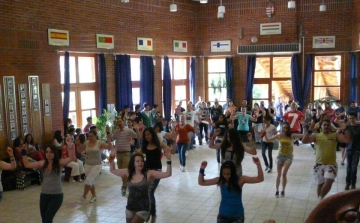 Diákok és tanárok a táncparketten