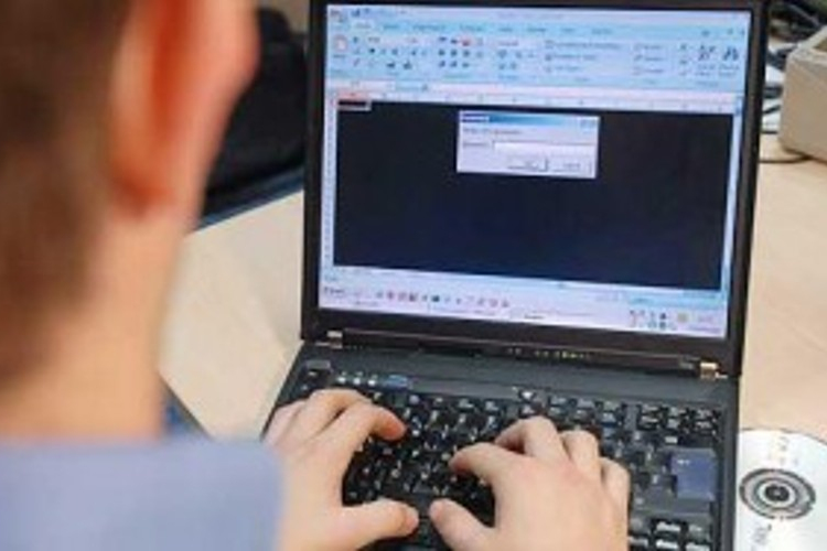 Ismét internetes csalással kapcsolatban nyomoznak