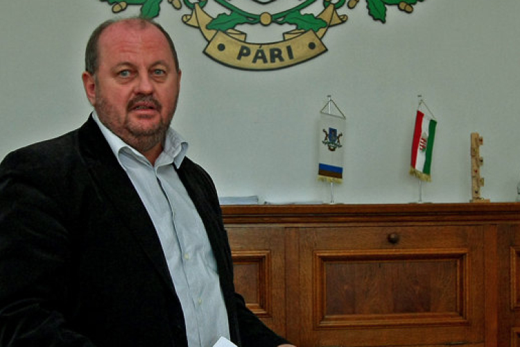 Összeférhetetlenség miatt mondott le Pári polgármestere