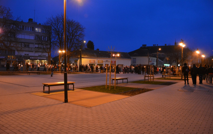 Fáklyás felvonulással és koszorúzással tisztelegtek a tamásiak