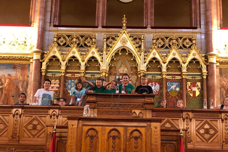 A Parlamentben jártak a fehérszarvasok