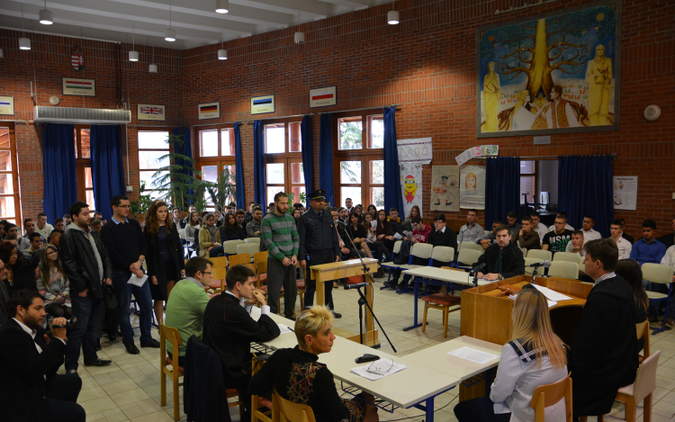 Felfegyverkezve elkövetett rablás volt a vád a Vályi napon