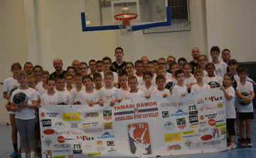 Kosárlabda pattogtatástól hangosak a tamási iskolák tornacsarnokai