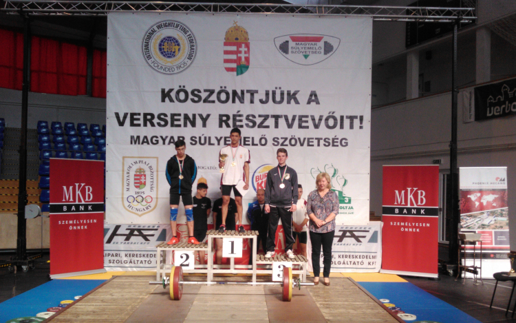 Súlyemelő OB - Tinédzserek sikerei az első napon