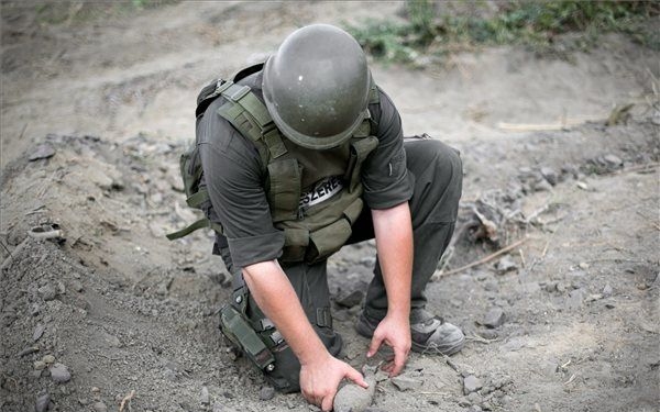 A tűzszerészek megsemmisítik a Simontornyán talált világháborús gránátokat