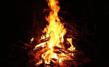 Életveszélyesen megsérült egy tábortűzbe esett német férfi