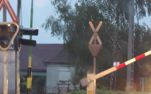 A fényjelző tilos jelzése ellenére hajtott a sínekre