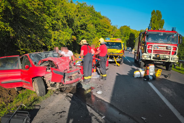 Szakály közelében autó és busz karambolozott