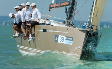 Száguldó luxusjacht nyert díjat a Kékszalagon