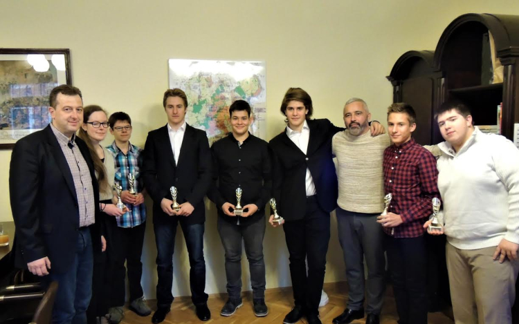 Díjnyertes ifjú birkózóknak gratulált az alelnök