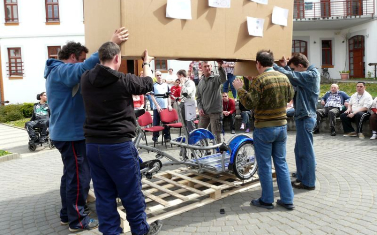 Kerekesszék-szállító kerékpárt vett a dombóvári napközi otthon