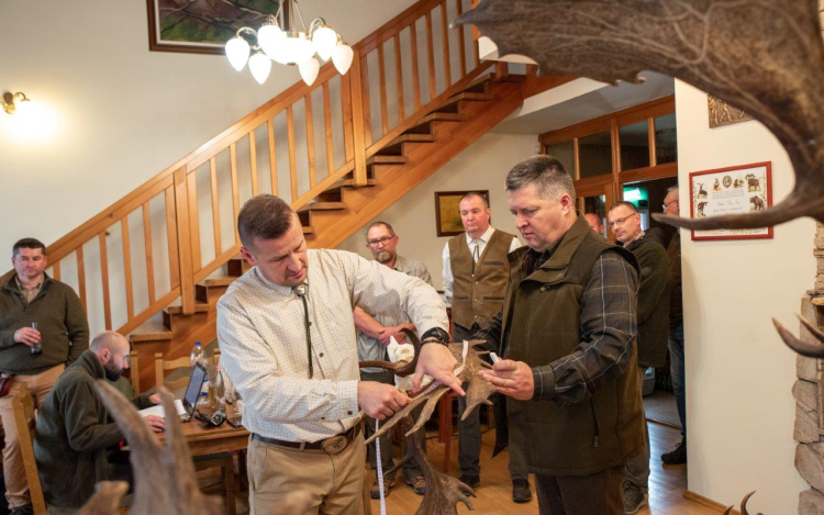 Az Országos Trófeabíráló Testület (OTT) kihelyezett bírálatot tartott az Óbiródi Vadászházban 