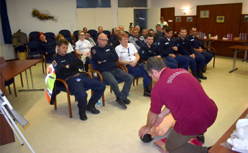 A rendőrök képezték a helyi polgárőröket Tamásiban