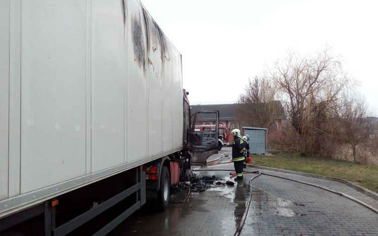 Kigyulladt egy kamion Tamásiban 