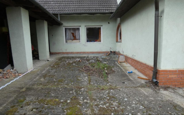 Törtek-zúztak a tizenévesek, akik mókából törtek be egy kétyi ingatlanba 